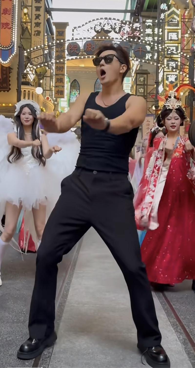 史元庭在上海某景区里当NPC,首次登台跳舞。(视频截屏)