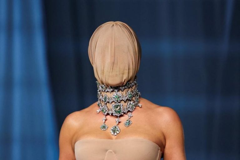 金卡戴珊的礼服密不通风，成为焦点。(路透)