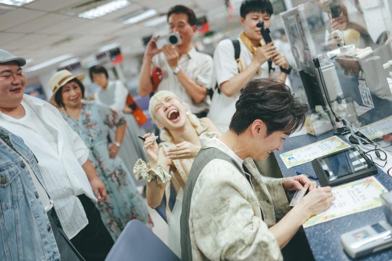 Lulu和陈汉典秀出结婚书约。图／天地合娱乐提供