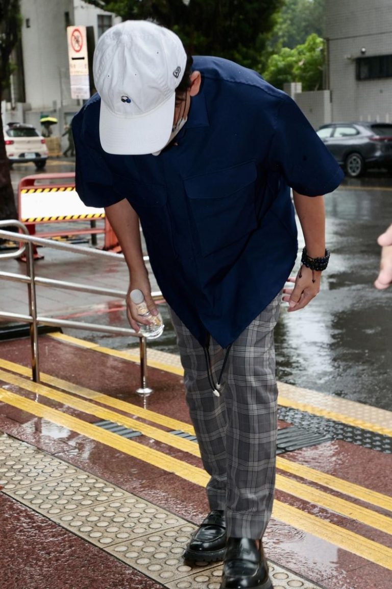 台湾高等法院审理艺人黄子佼持有2259部少年性影像案，今天辩论终结，定11月25日宣判。黄戴白色棒球帽出庭，在媒体镜头前鞠躬，面对相关询问不发一语。(记者黄义书／摄影)