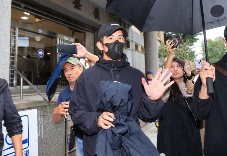 新北地检署今天指挥新北市刑大、永和分局展开第3波拘提，艺人修杰楷(中)移送新北检后50万交保。记者余承翰／摄影