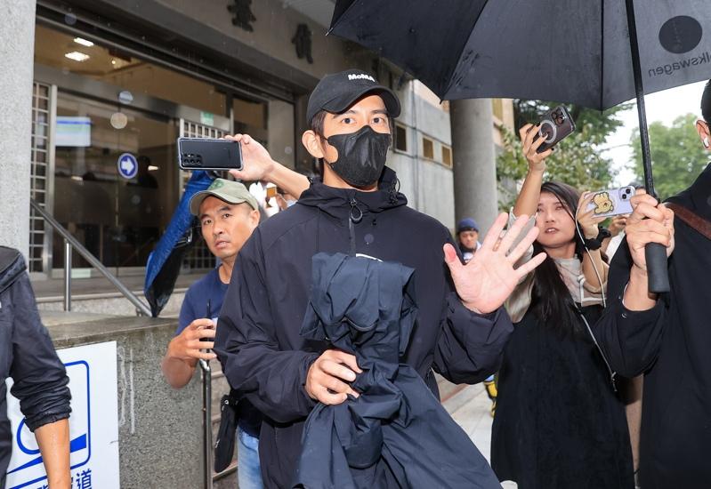 新北地检署今天指挥新北市刑大、永和分局展开第3波拘提,艺人修杰楷(中)移送新北检后50万交保。记者余承翰/摄影