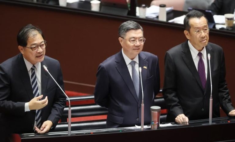 行政院长卓荣泰（中）、国防部长顾立雄（右）、法务部长郑铭谦（左）昨天前往立法院备询，针对艺人闪兵案持续延烧，郑铭谦表示案件会不会成立，还是要证据来处理，因为有涉及妨碍兵役跟伪造文书的部分来处理，但只要自首、自白自己的犯行，就可以达到自首的法律效果。（记者曾学仁／摄影）