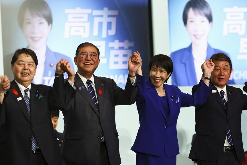 高市早苗(右二)21日晚组建新内阁,最引人注目的是总务大臣林芳正(左一)的任命。 (欧新社)