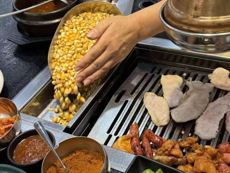 山东烟台一家烤肉店使用玉米做燃料。(取材自极目新闻)
