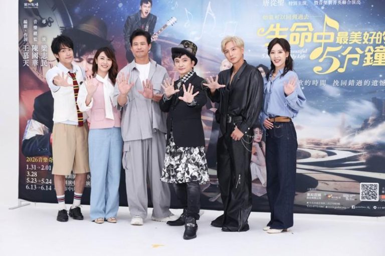 镜万钧（左起）、张郁婕、陈国华、唐从圣、杨奇煜、方宥心为舞台剧「生命中最美好的5分钟」宣传。记者林士杰／摄影