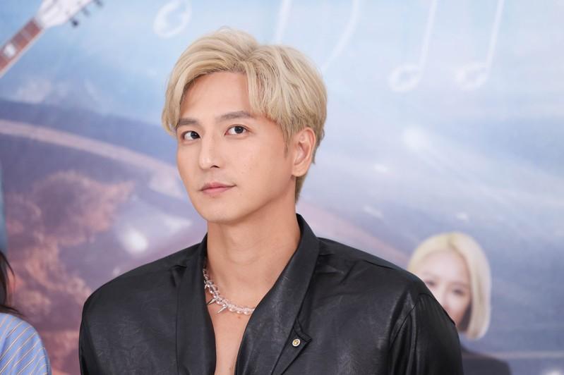 镜万钧（左起）、张郁婕、陈国华、唐从圣、杨奇煜、方宥心为舞台剧「生命中最美好的5分钟」宣传。记者林士杰／摄影