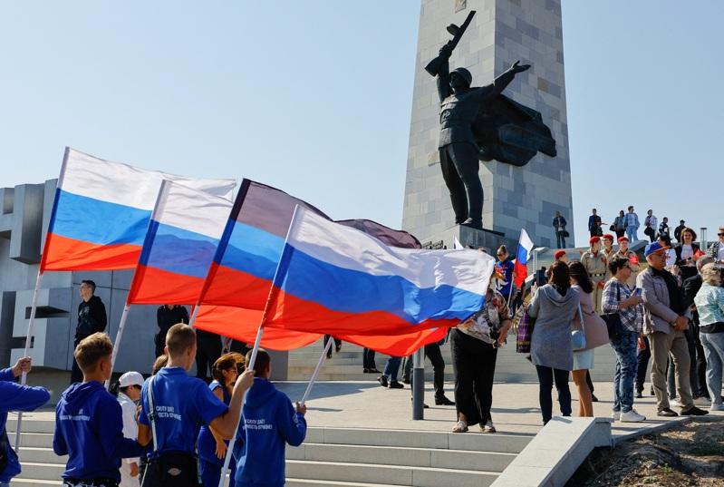 今年9月8日民众在俄国控制顿巴斯地区斯涅日内(Snizhne)镇的萨乌尔-莫希拉纪念碑(Savur-Mohyla monument)前,纪念1943年二战期间从纳粹占领中解放的周年纪念日。路透