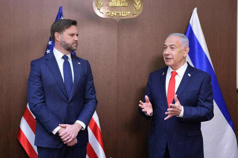 美国副总统范斯(JD Vance,左)22日与以色列总理内唐亚胡(Benjamin Netanyahu,右)会面。路透
