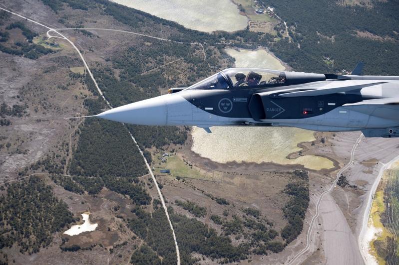 一架瑞典JAS-39狮鹫E型战机在波罗的海哥特兰岛上空飞行,摄于2022年5月。路透
