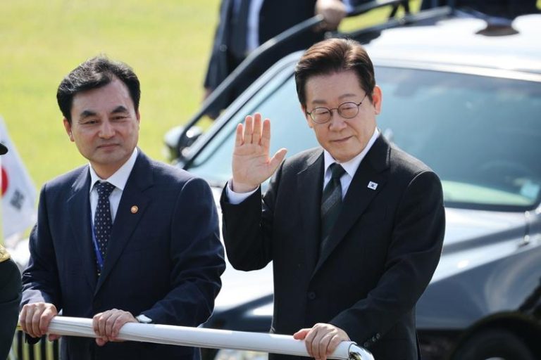 韩美传研拟分8年投资2000亿元化解关税僵局 李在明怒批美方苛刻 南韩总统李在明(右)1日与国防部长官安圭伯(左)在鸡龙市举行的第77届南韩国军日纪念仪式上检阅仪队。(欧新社)