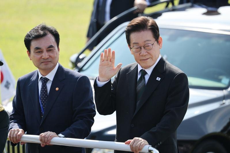 南韩总统李在明(右)1日与国防部长官安圭伯(左)在鸡龙市举行的第77届南韩国军日纪念仪式上检阅仪队。(欧新社)