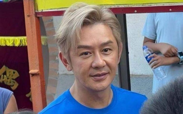 又整容?陈浩民出席商业活动 「苹果肌怪怪的」 陈浩民在福建出席某商业活动,染了一头金色头发。(取材自南方娱乐网)