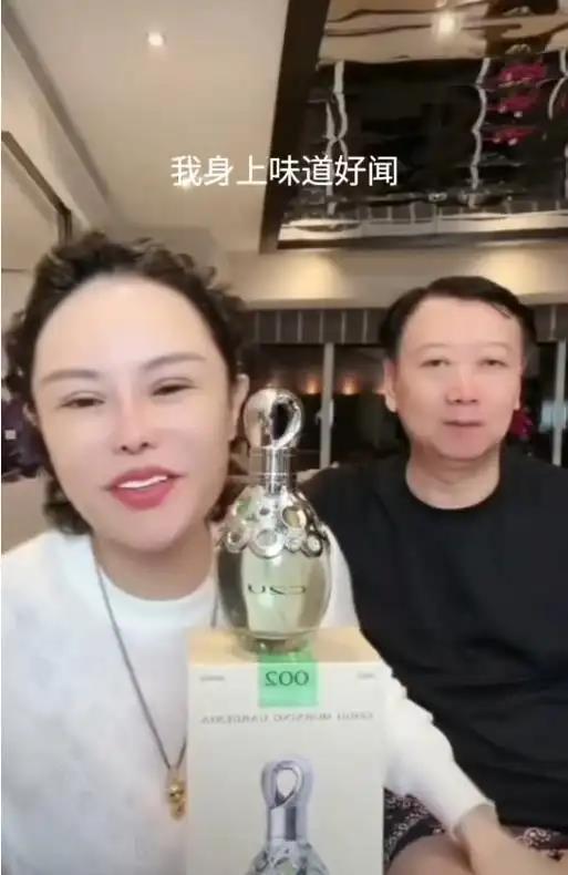 正在带货的小影夫妇。(取材自大风新闻)