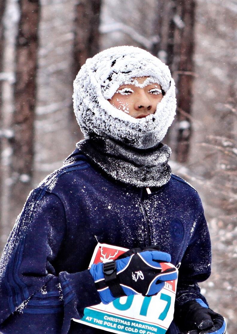 今年冬天会更冷?图为内蒙古冬季在降雪时,参加马拉松活动的选手。(新华社)