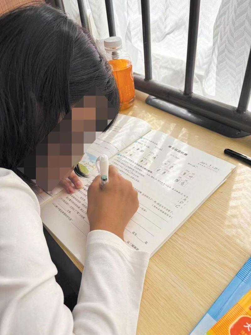 家长们为育儿焦虑找出路,请大学生陪娃蔚为风潮。(取材自招聘网)