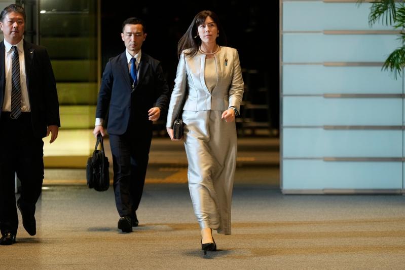日本高市早苗内阁的经济安全保障担当大臣小野田纪美21日步入首相官邸。(美联社)