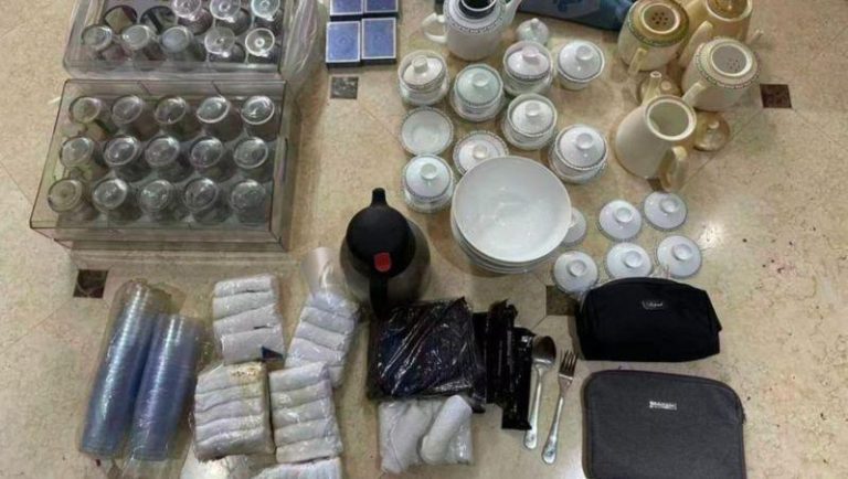 妻65页PPT举报空警夫偷机舱用品堆家中 网:最怕枕边人 妻子举报空警丈夫拿回家的机舱用品。(取材自澎湃新闻)