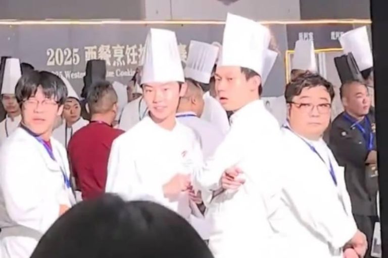 大妈抢光待评审的面包 苏州烹饪赛这一幕让参赛者傻眼 烹饪大赛现场,竟有中国大妈将作品抱走,参赛者傻眼。(取材自微博)