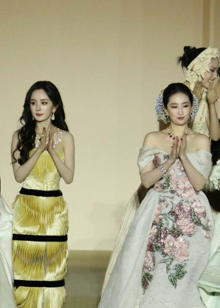 刘亦菲（右）和杨幂（左）同框但互不搭理。（取材自微博）