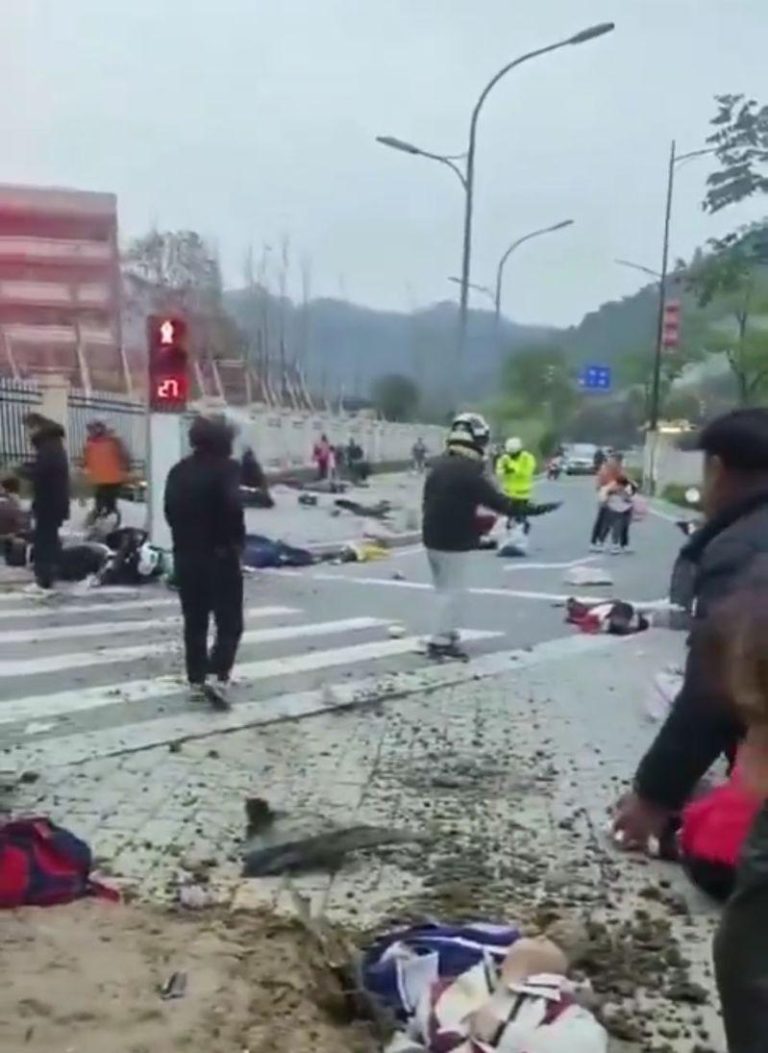 22日傍晚，湖北十堰市重庆路小学旁发生轿车冲撞人群事件，3天后当地官方通报称此事造成1死4伤，图为网传现场情况影片截屏。（图／截自X「李老师不是你老师」）