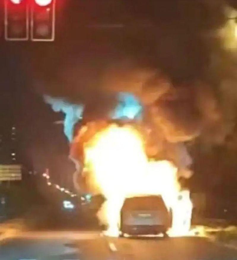 一辆理想MEGA汽车近日在上海街头突然起火,火势在数十秒内迅速扩大,幸好车上两人及时逃生。(视频截屏)