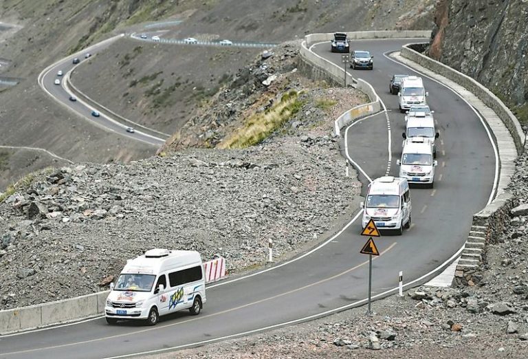 法院提醒，驾驶人应尽高度注意义务，以免因不当驾驶损害他人权益；示意图。（中新社）