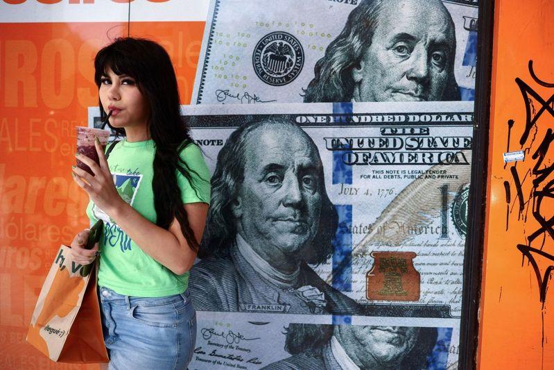 全球正密切关注阿根廷26日(周日)举行的国会期中选举,不仅因为阿国总统米雷伊面临「不成功便成仁」时刻,选举胜败也将牵动美元、美债展望。(路透)