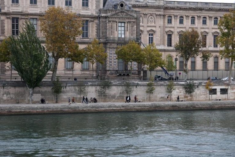 罗浮宫已将部分最珍贵的珠宝转移至法国中央银行法兰西银行保管。（路透）