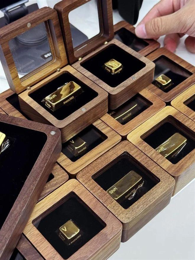 深圳影石公司奖励员工21枚黄金键帽，其中，黄金空格键重35.02克，价值近4万元。（取材自每日经济新闻）