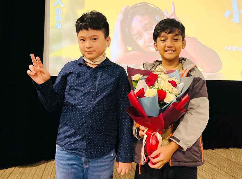 陈约翰(中)、导演陈圣元(左)、母亲艾薇出席「新来的小朋友」活动。（海鹏提供）