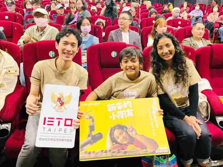 陈约翰(中)、导演陈圣元(左)、母亲艾薇出席「新来的小朋友」活动。（海鹏提供）