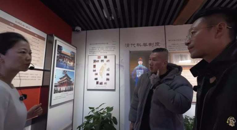 网红「馆长」与汪小菲 在北京这个地方再度合体 网红「馆长」陈之汉26日打开北京行首日,他26日下午与汪小非在北京台湾会馆合体。(图/截自「馆长恶名昭彰」直播影片)