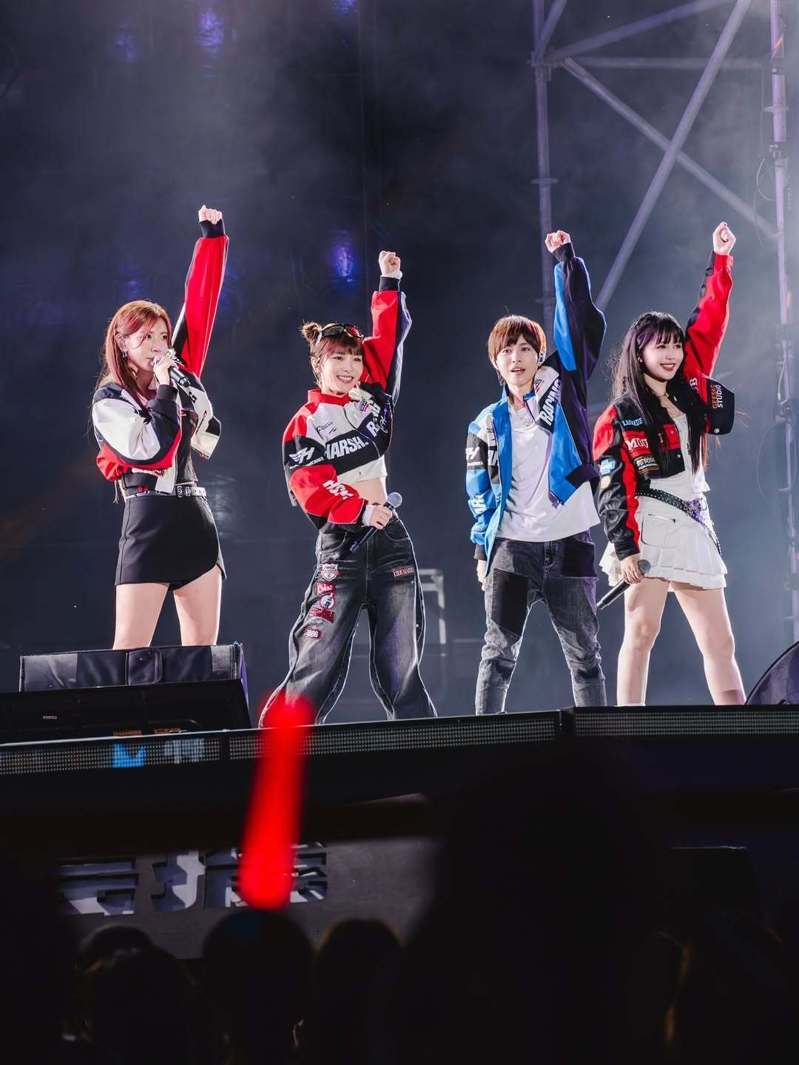 五月天阿信似乎分身乏术,感到有点疲惫。图/摘自IG