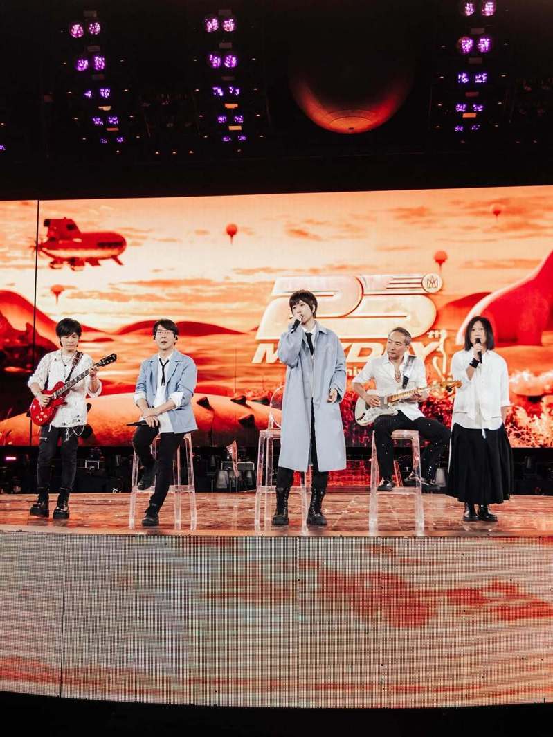 五月天阿信似乎分身乏术,感到有点疲惫。图/摘自IG
