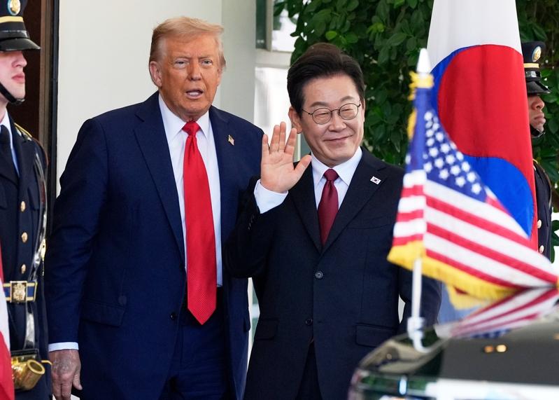 川普(左)和李在明预定30日在南韩庆州举行的亚太经合会(APEC)高峰会席间会晤。(美联社)