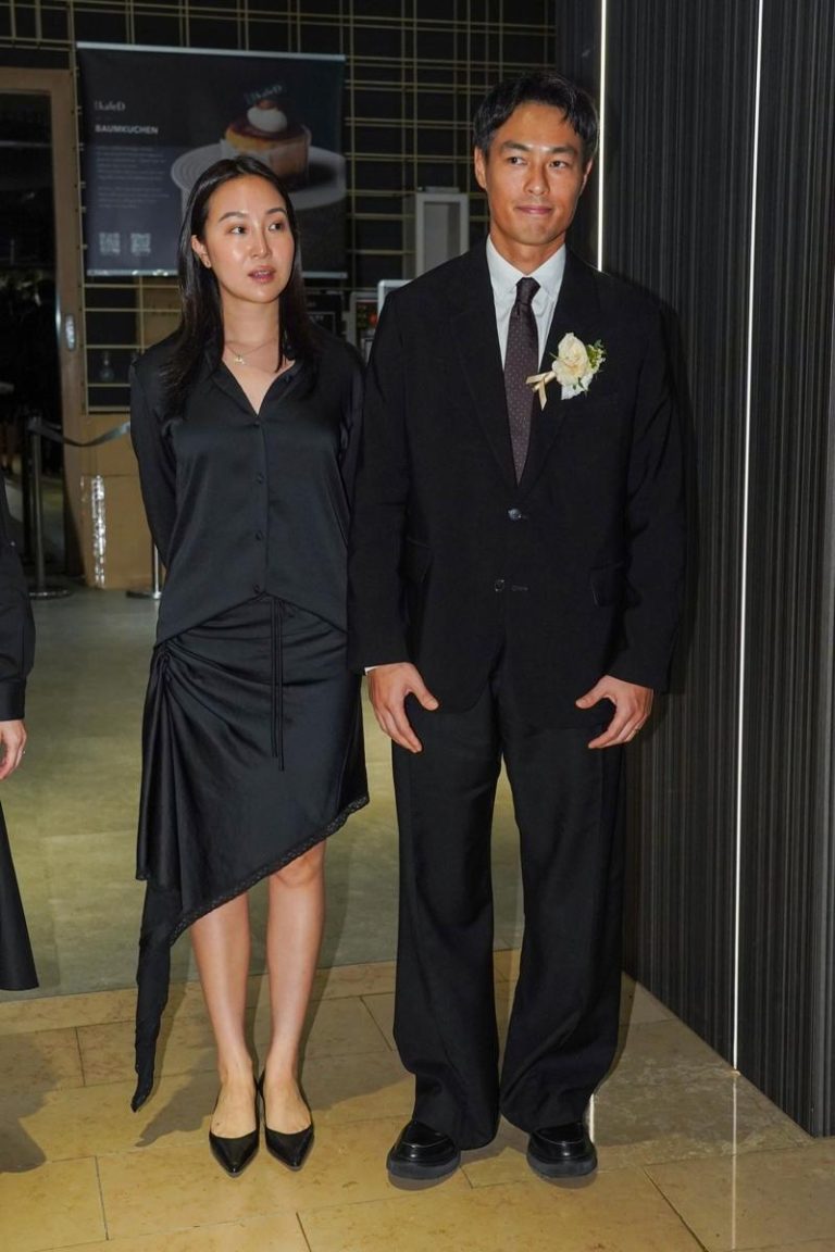 杨祐宁送别父亲 101教会办追思 半个演艺圈好友都来了 杨祐宁(右)在父亲追思会后,偕妻Melinda(左)向媒体致意。(记者沈昱嘉/摄影)