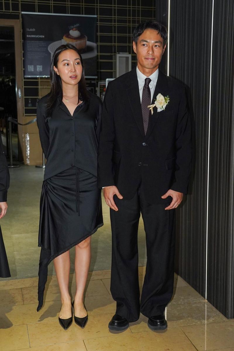 杨祐宁(右)在父亲追思会后,偕妻Melinda(左)向媒体致意。(记者沈昱嘉/摄影)