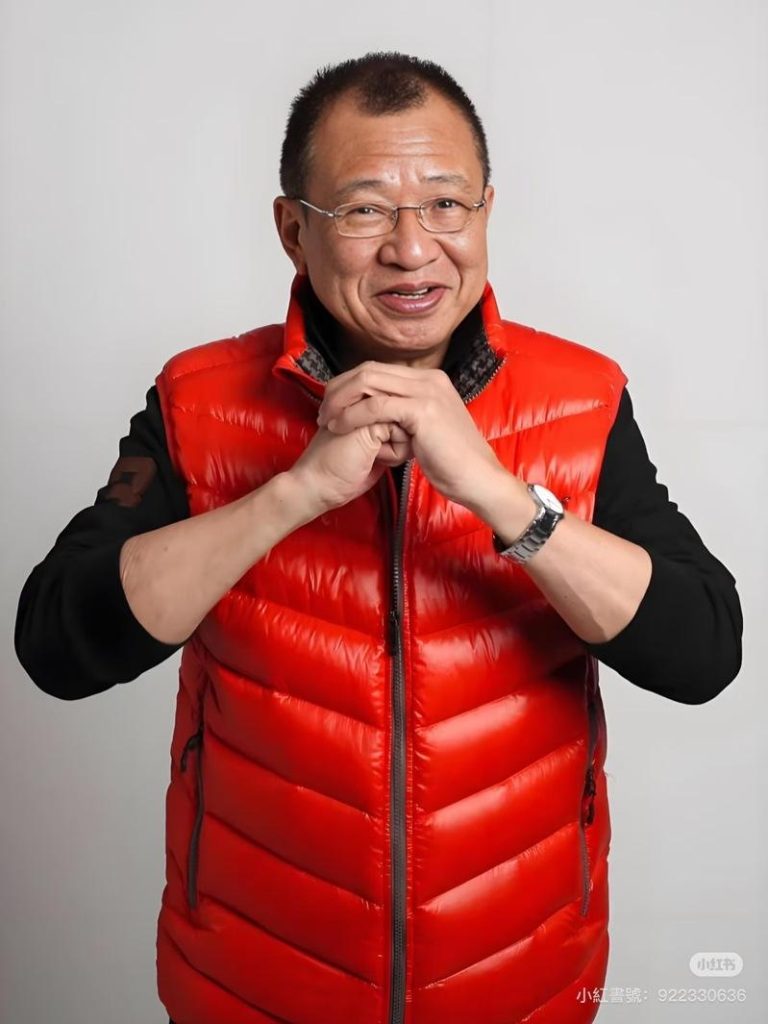 港76岁老戏骨深夜惊传病危 佘诗曼受访大哭:赶回探望 港星许绍雄惊传病危。图/摘自小红书