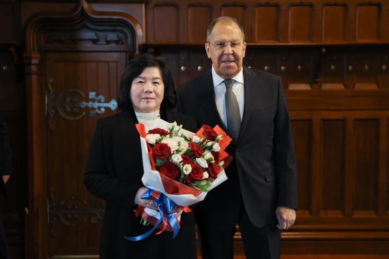 总统普亭(左)27日稍晚在克里姆林宫接见北韩外长崔善姬(右)。欧新社