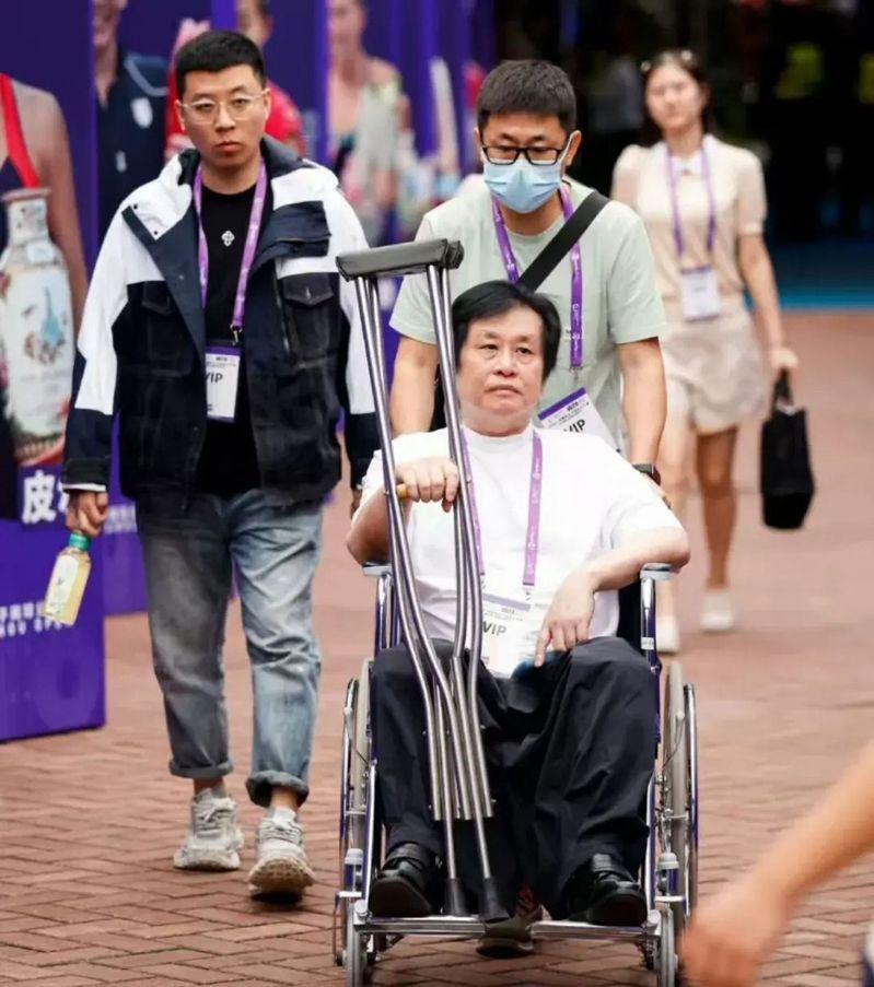 郑智化最后在人员搀扶下起身,并协助他将脚依序跨入机舱,与郑智化所言「连滚带爬」不符。 (取材自微博)