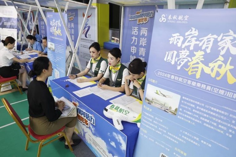 年龄放宽至40岁…春秋航空首招已婚「空嫂」 网批贴标签 春秋航空宣布启动「空嫂」项目招聘,面向已婚已育女性开放客舱乘务员岗位。图为招聘数据照。( 中新社数据照片)