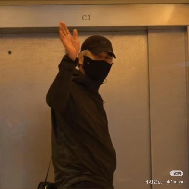 周润发亲切的向镜头挥手。(摘自小红书)