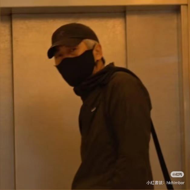 周润发亲切的向镜头挥手。(摘自小红书)