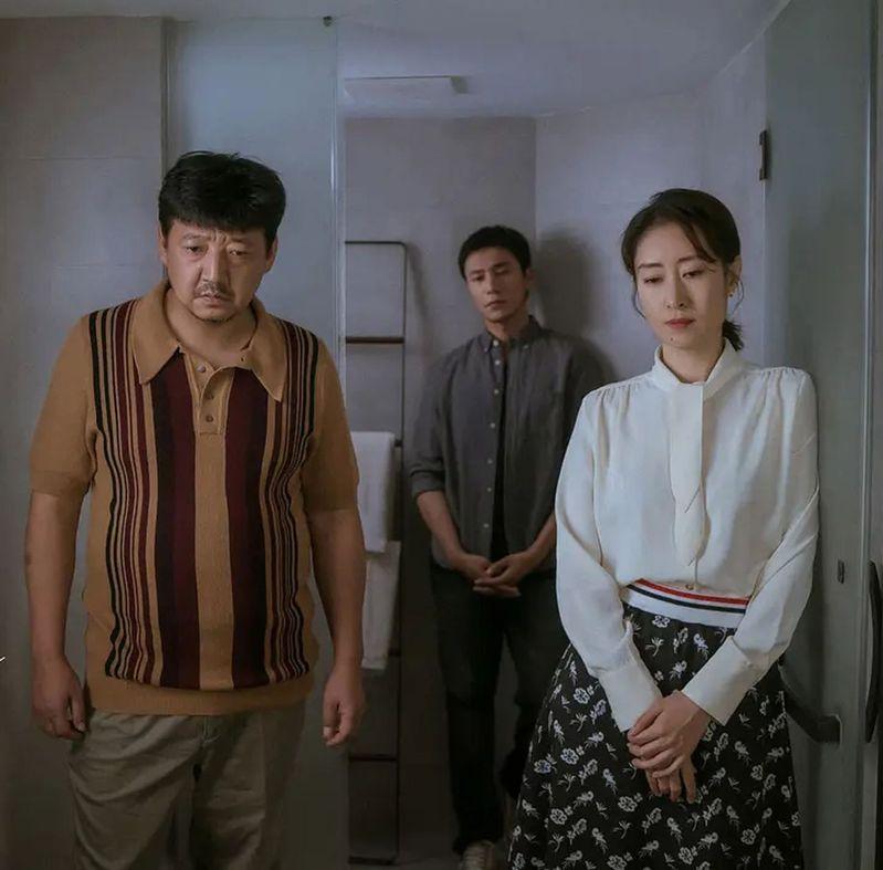 「旁观者」除了陈坤(中),还有王砚辉(左)和刘敏涛两个戏骨。(取材自微博)