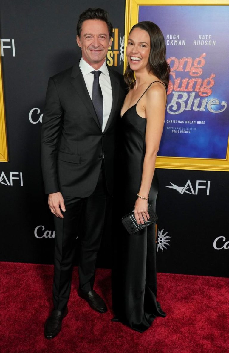 休杰克曼(左)和新女友萨顿佛斯特首度一起走红毯。（美联社）