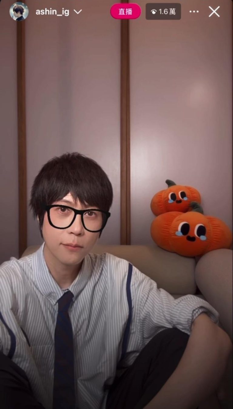 五月天阿信直播开滤镜 认了年纪大 不开不行 五月天阿信直播畅谈心情。(取材自Instagram)