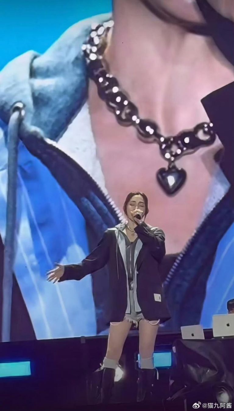 被酸戴大S骨灰项链消费亡者 范玮琪出手了:赔礼道歉 范玮琪否认戴着大S的骨灰项链登台。图/摘自微博