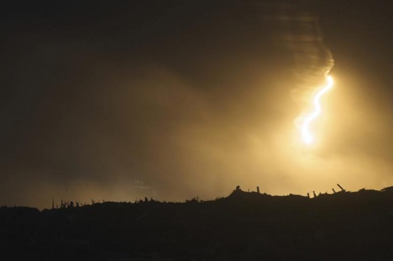 内唐亚胡下令「强力打击」 以色列重启轰炸加萨酿20死 28日从以色列南部可见以军在加萨北部地区发射的照明弹。(美联社)
