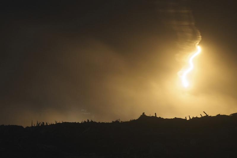 28日从以色列南部可见以军在加萨北部地区发射的照明弹。(美联社)